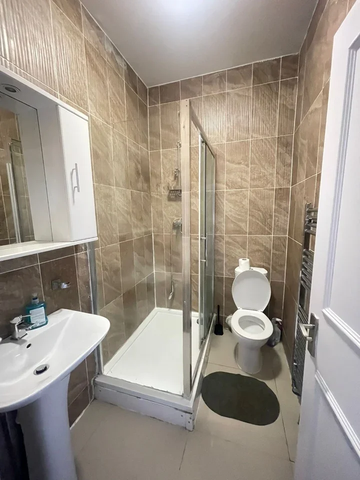 Flat Minet Avenue in Greater London