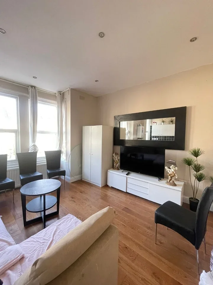 Flat Minet Avenue in Greater London