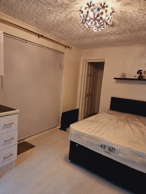 Room Ashdale Crescent in Tameside