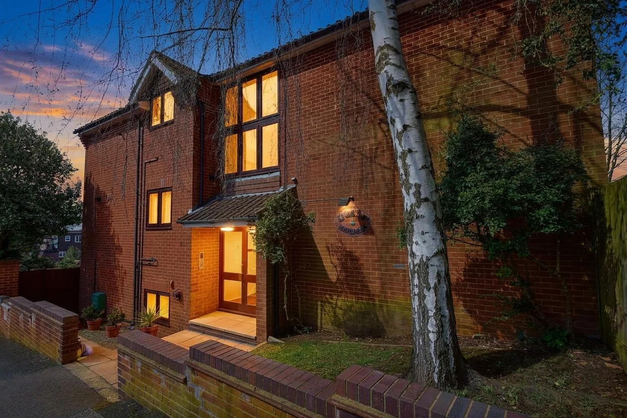 Flat Brooke Avenue in Greater London