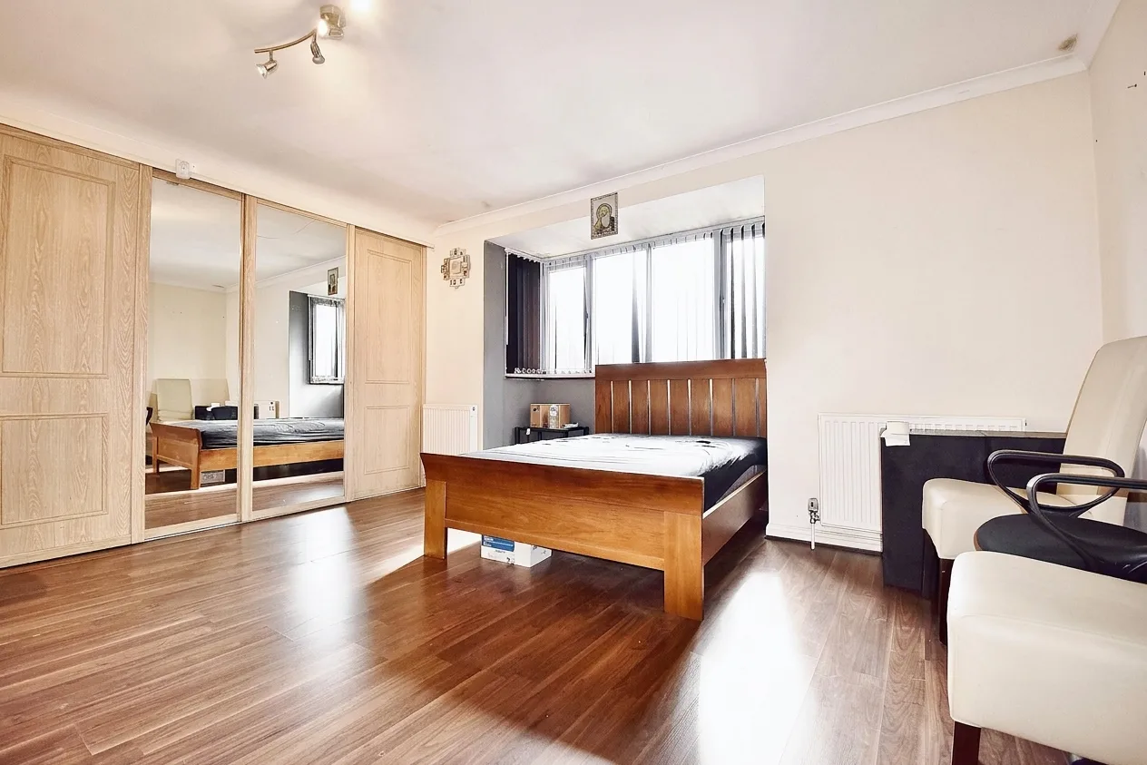 Flat Brooke Avenue in Greater London