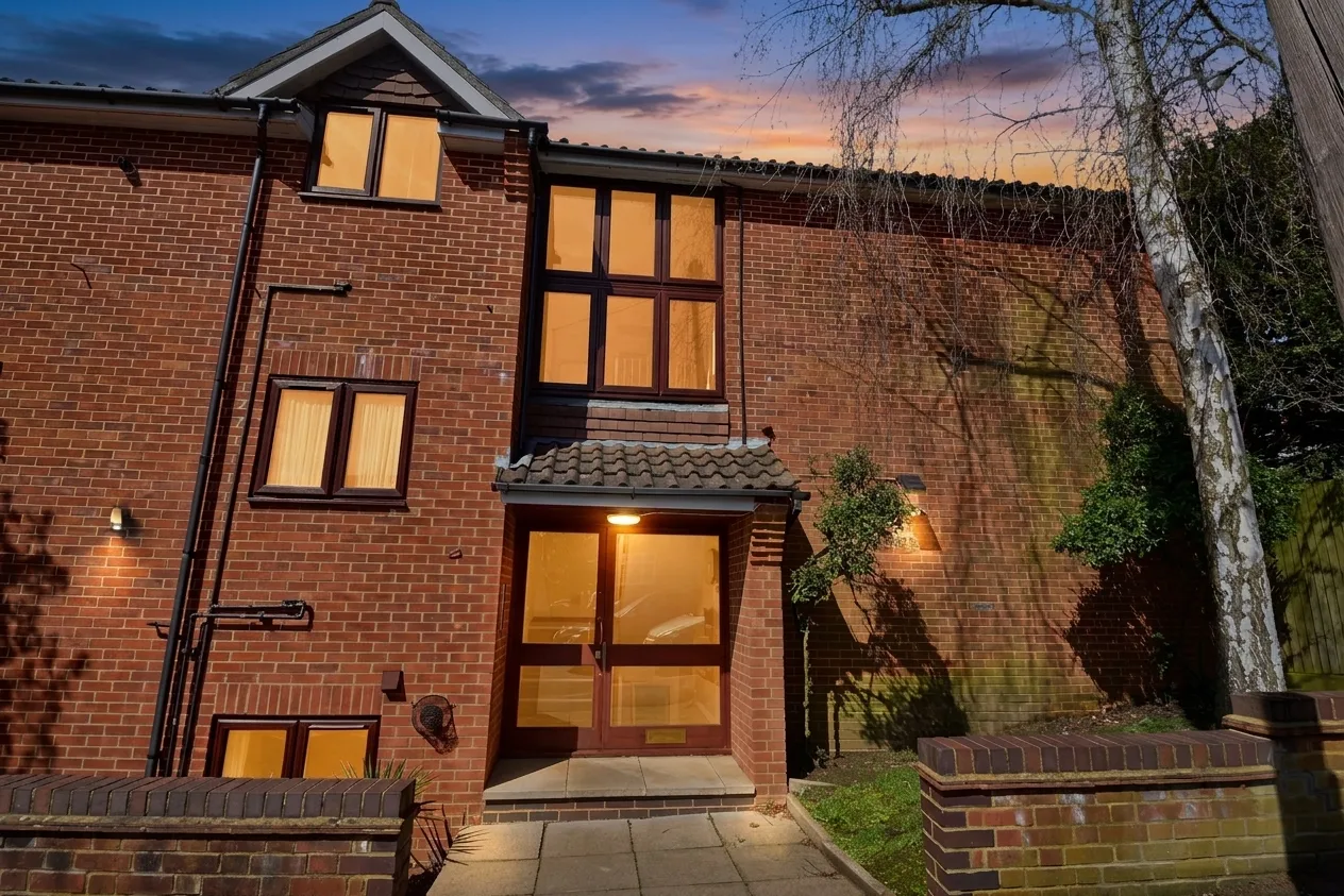Flat Brooke Avenue in Greater London