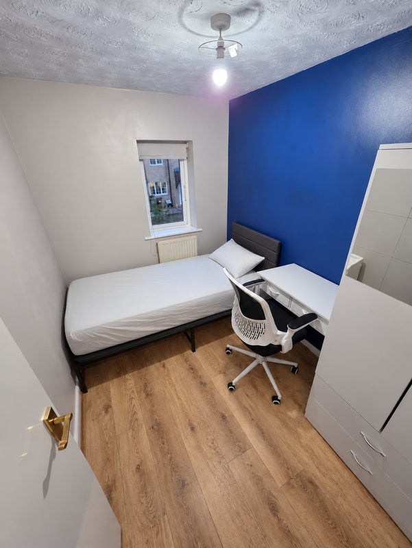 Room Dewfalls Drive in Bristol