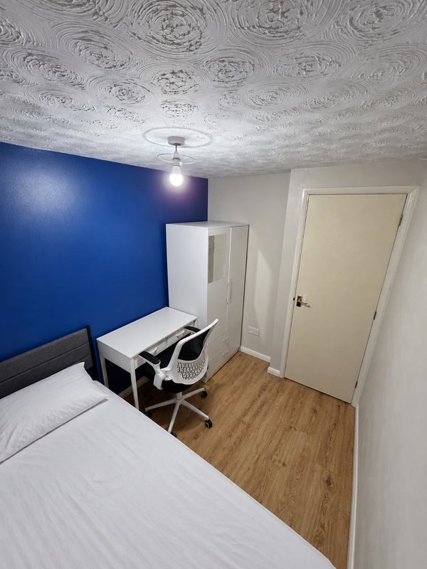 Room Dewfalls Drive in Bristol