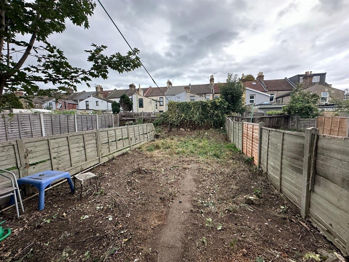 House Harcourt Avenue in Greater London