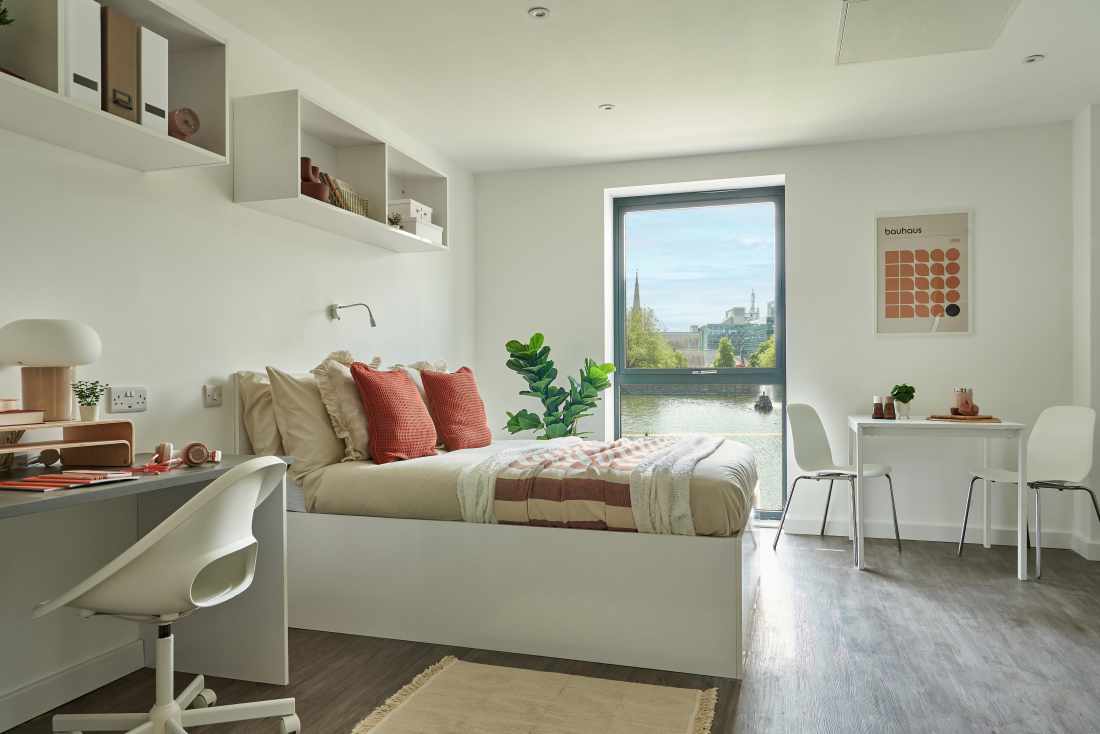 Room North Hill in Plymouth