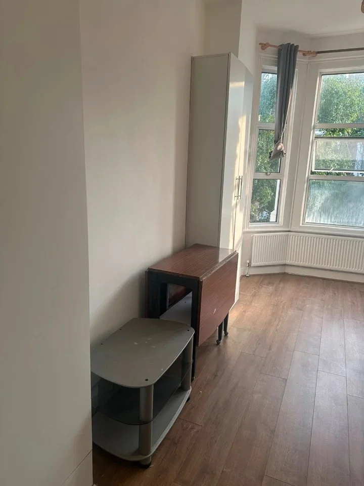 Room Streatley Road in Greater London