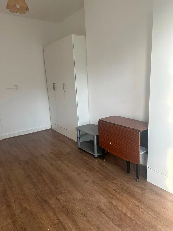 Room Streatley Road in Greater London