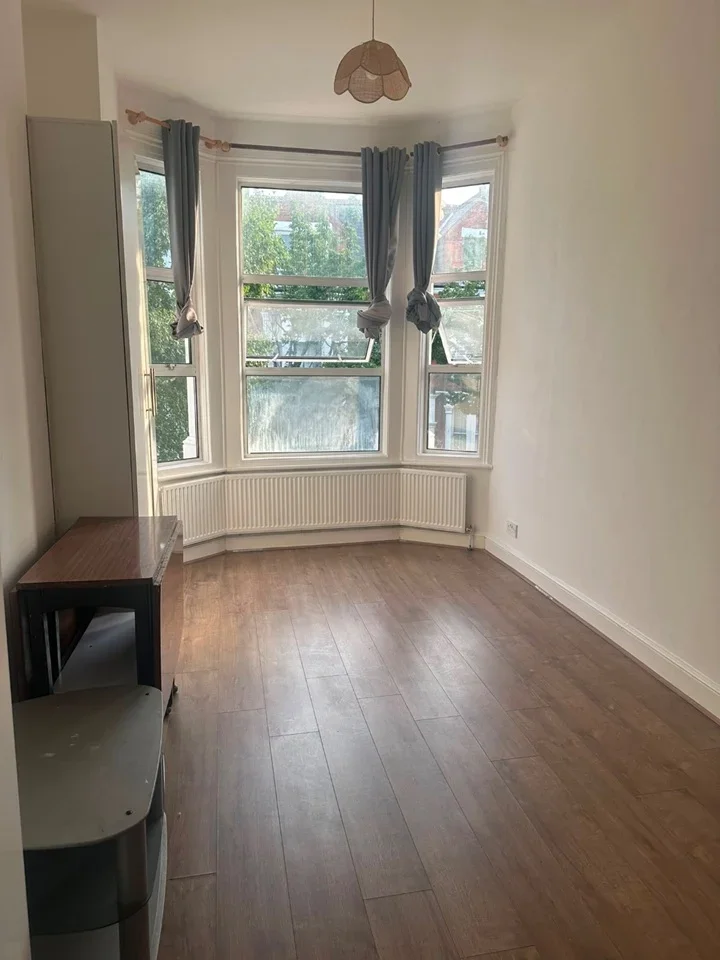 Room Streatley Road in Greater London