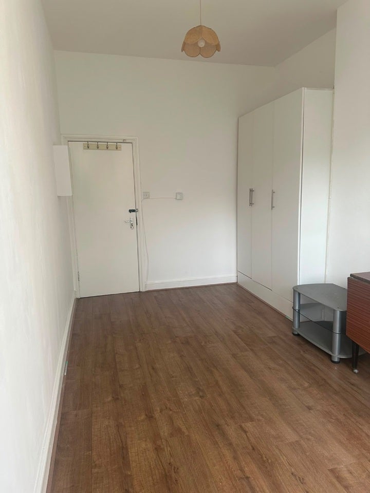 Room Streatley Road in Greater London