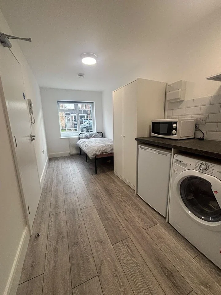 Room Thornton Road in Welwyn Hatfield