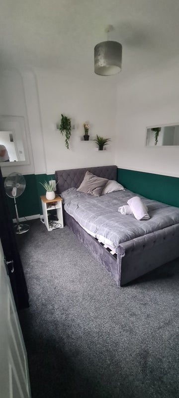 Room Hill View in Pontycymer