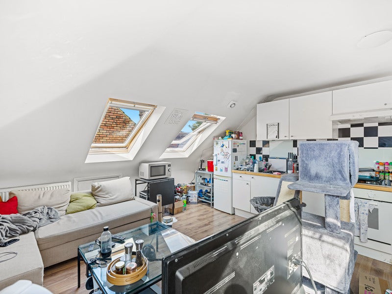 Flat Beulah Hill in Greater London