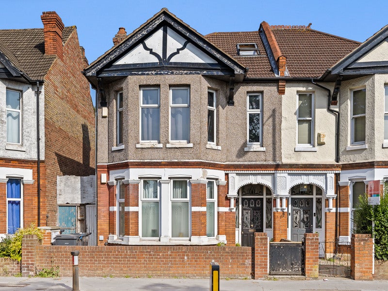Flat Beulah Hill in Greater London