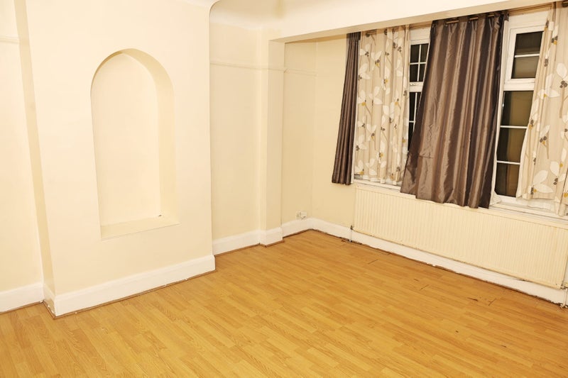 Room Sandfield Gardens in Greater London