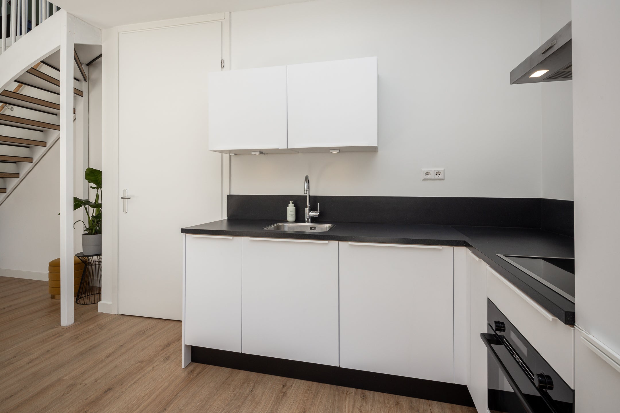 Tussenwoning te koop: Odulphushof 7, Lutjebroek