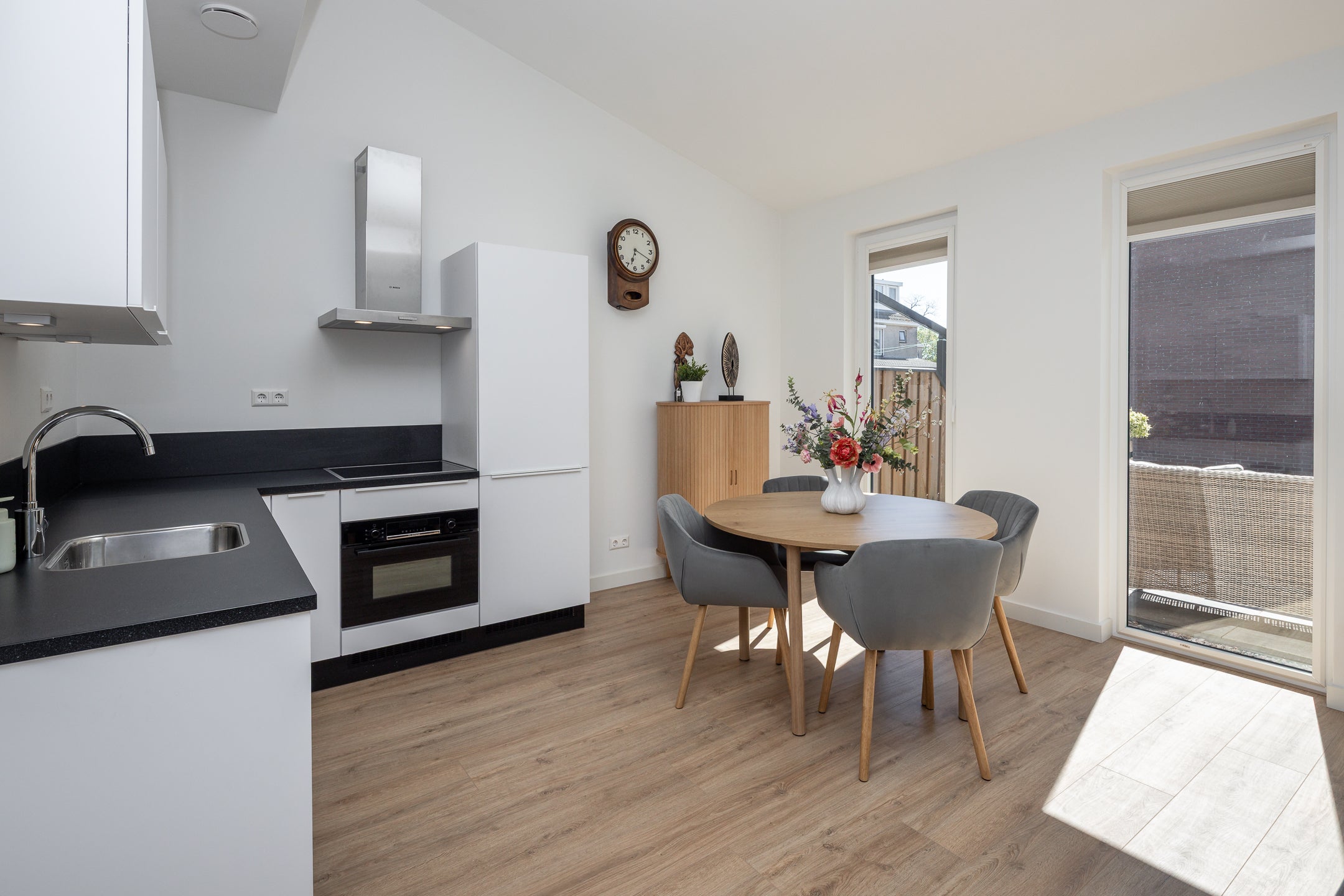 Tussenwoning te koop: Odulphushof 7, Lutjebroek