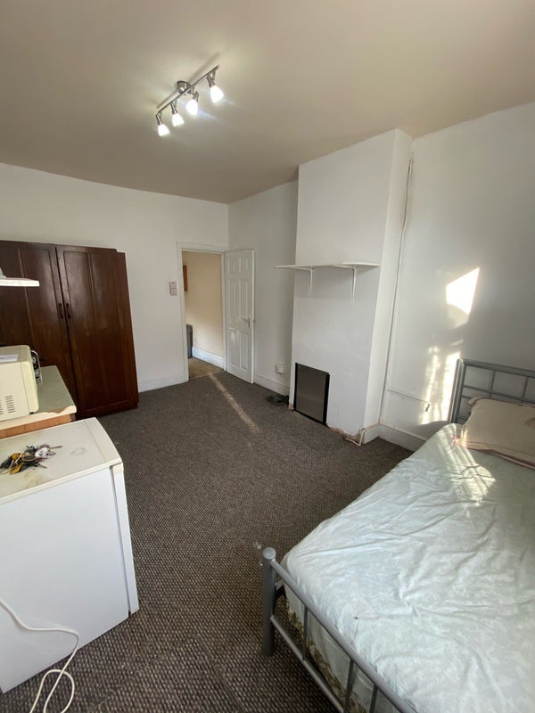 Room Edward Road in Birmingham