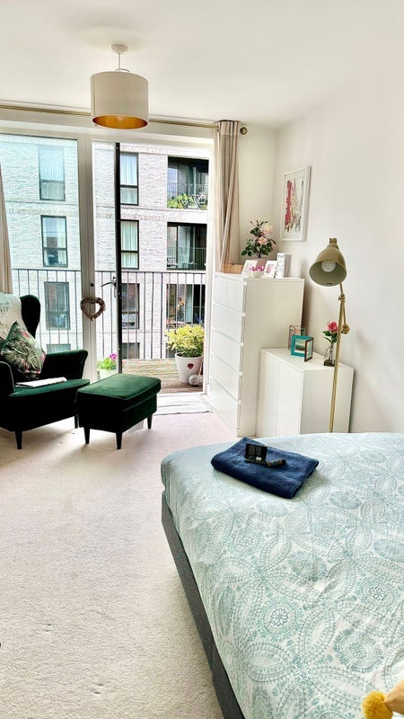 Room Bow Road in Greater London