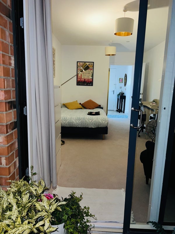 Room Bow Road in Greater London