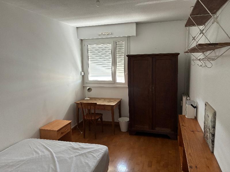 Room Rue des Treilles in Libourne