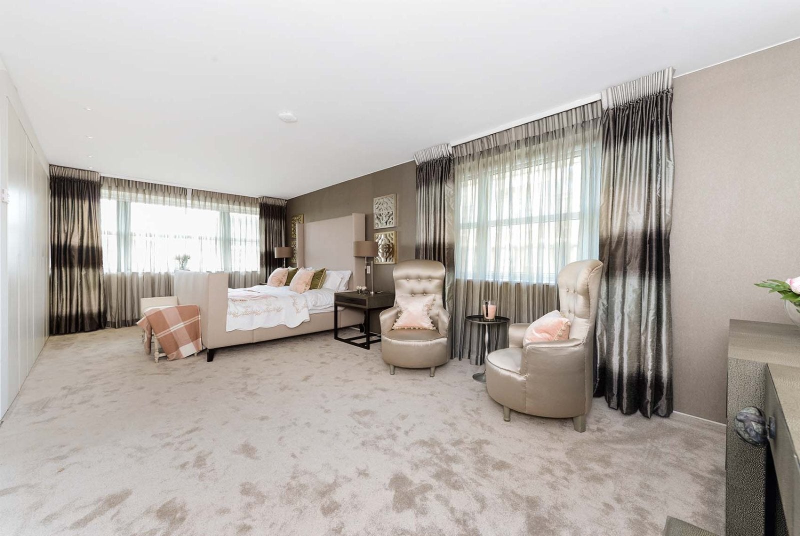Flat Boydell Court in Greater London