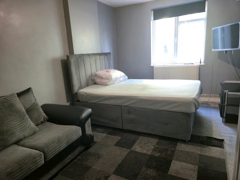 Room Barrow Road in Greater London