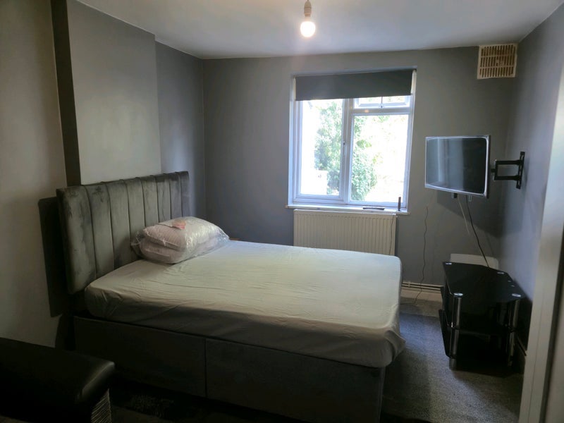 Room Barrow Road in Greater London