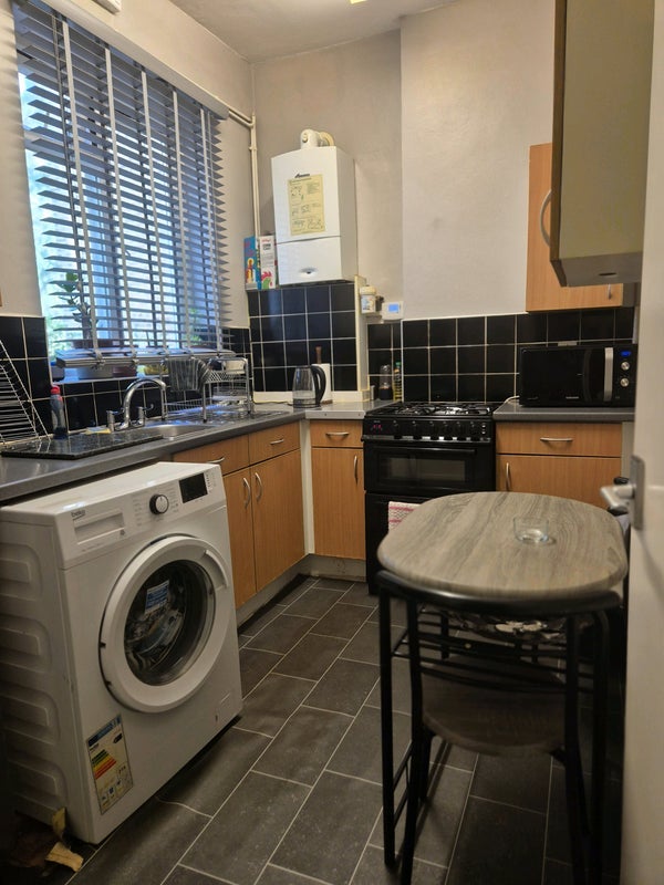 Room Barrow Road in Greater London