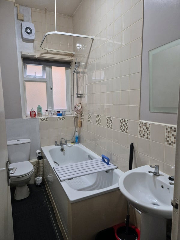 Room Barrow Road in Greater London