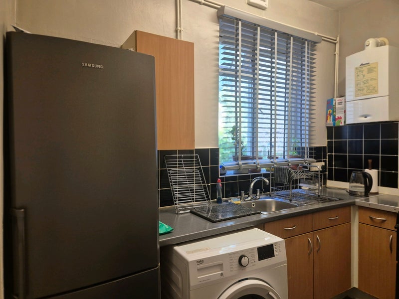 Room Barrow Road in Greater London