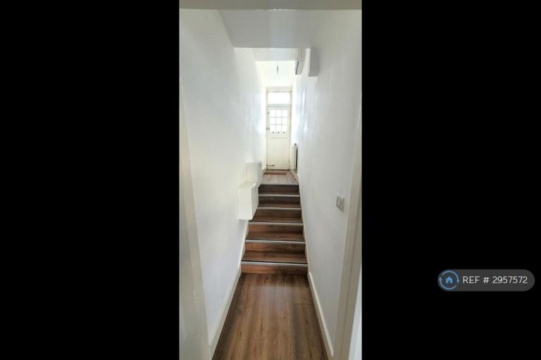 Flat Stanford Road in Greater London