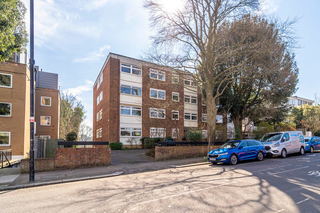 Flat Stanhope Road in Greater London