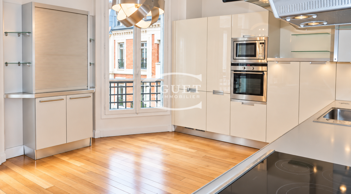 Flat Avenue de Messine in Paris