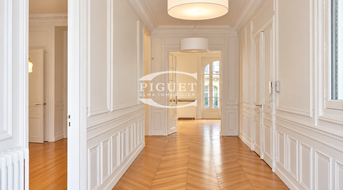 Flat Avenue de Messine in Paris