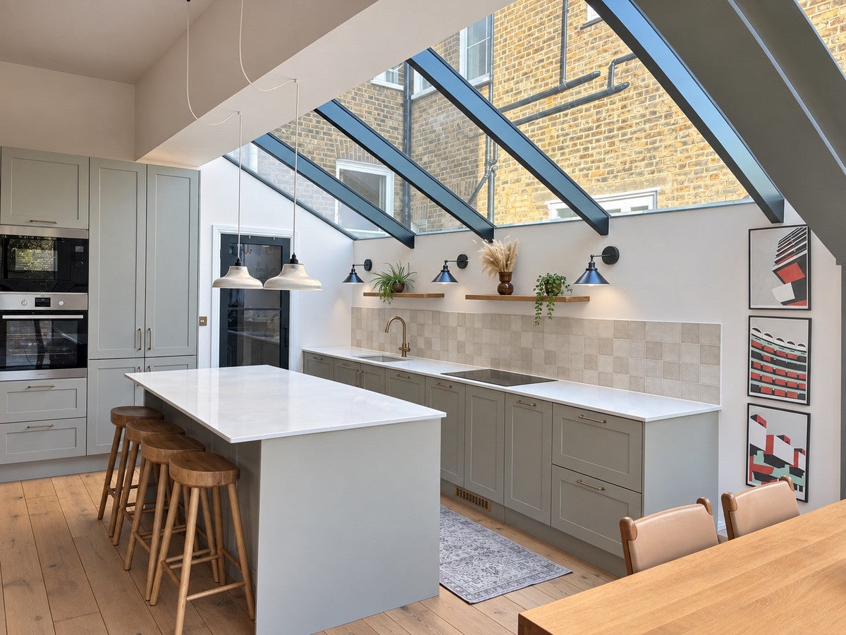 Flat Harvist Road in Greater London
