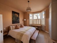 Flat Harvist Road in Greater London