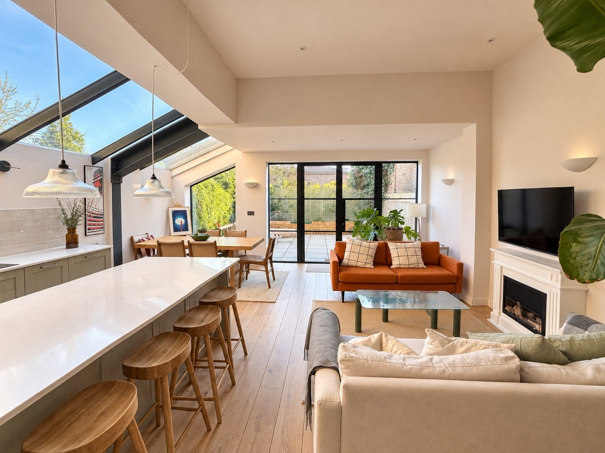 Flat Harvist Road in Greater London