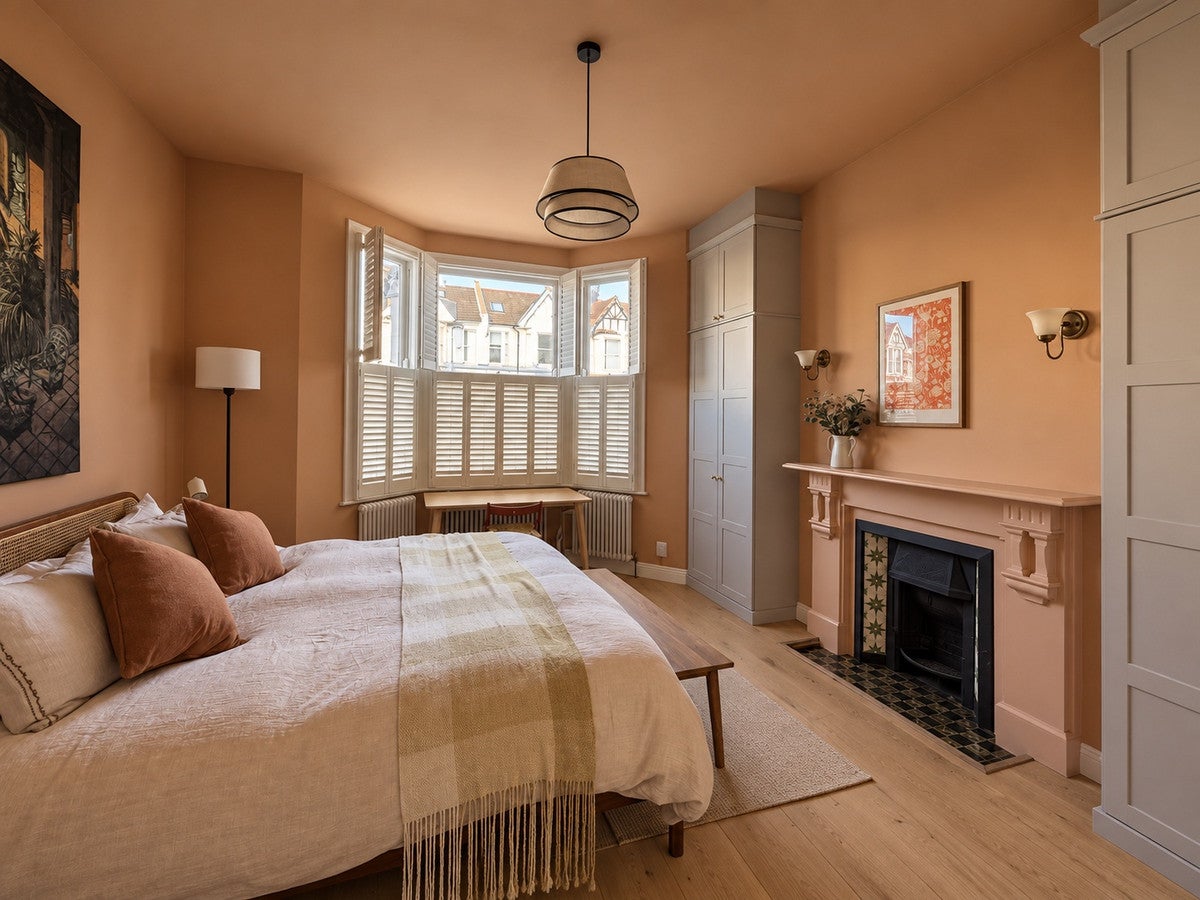 Flat Harvist Road in Greater London