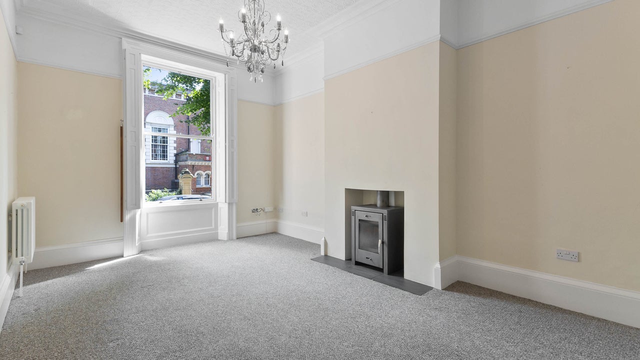 Flat Wentworth Terrace in Wakefield