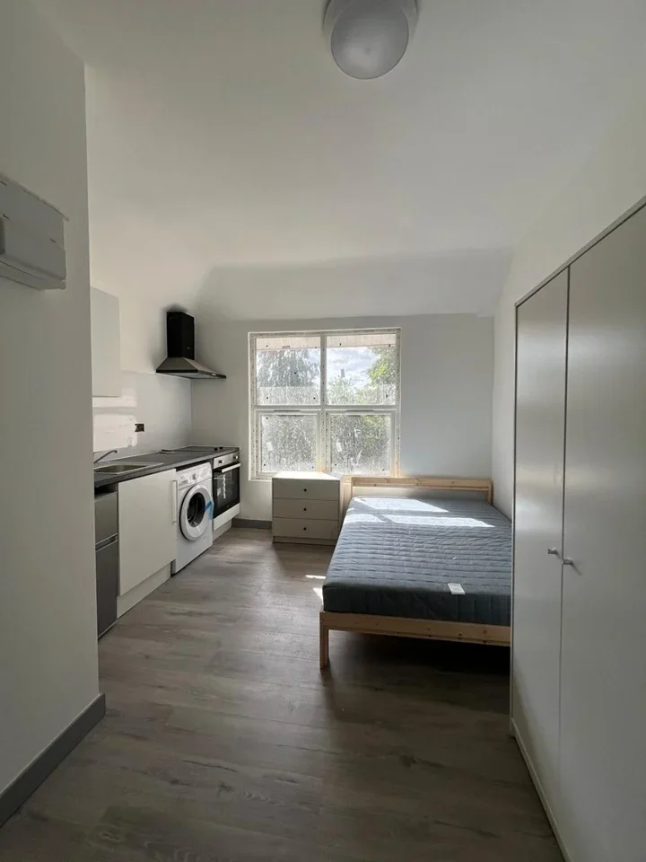 Flat Weald Lane in Greater London