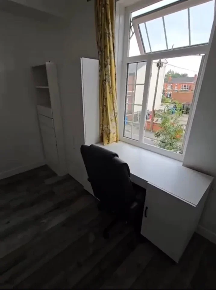 Flat Cromwell Grove in Manchester