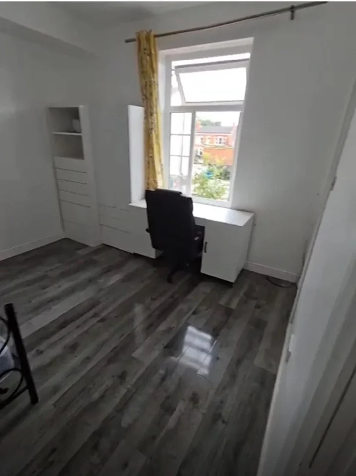 Flat Cromwell Grove in Manchester