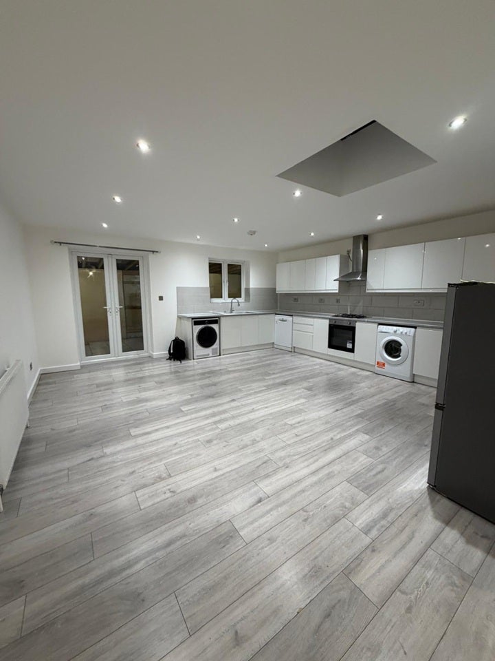Room Oldborough Road in Greater London