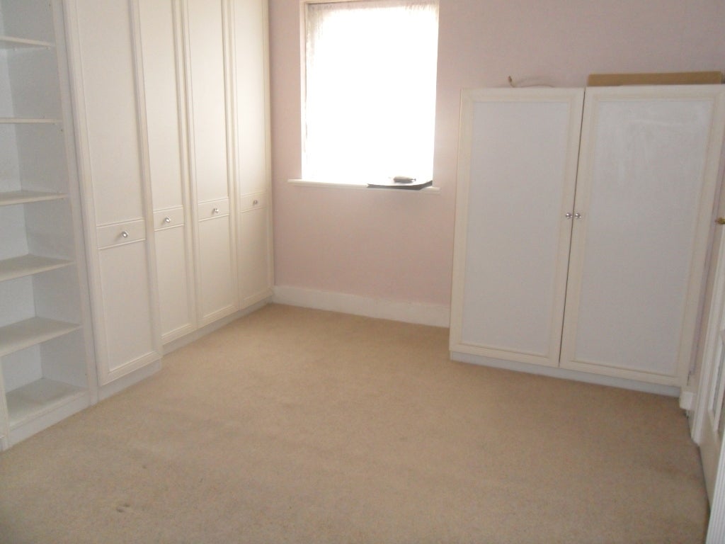 Flat Wennington Road in Greater London