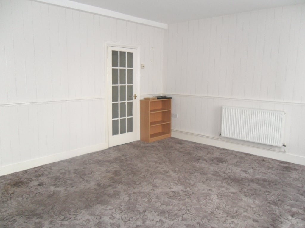 Flat Wennington Road in Greater London