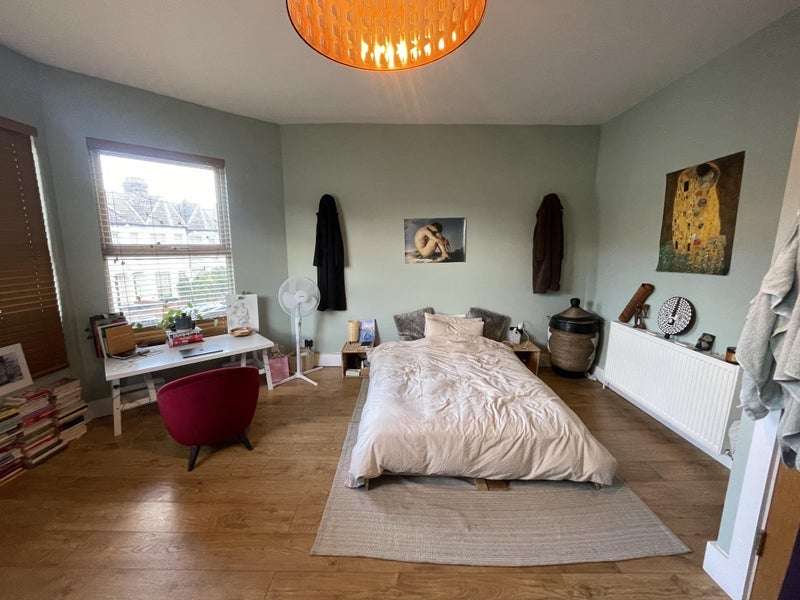 Room Carlingford Road in Greater London