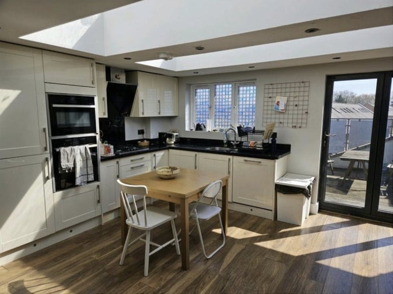 Room Carlingford Road in Greater London