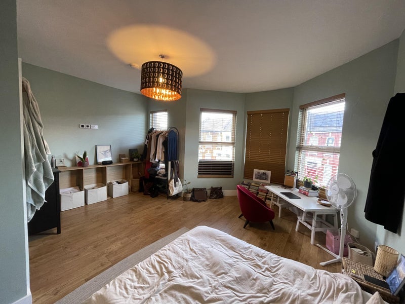 Room Carlingford Road in Greater London