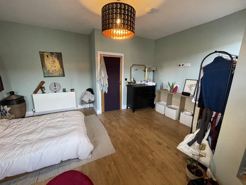 Room Carlingford Road in Greater London